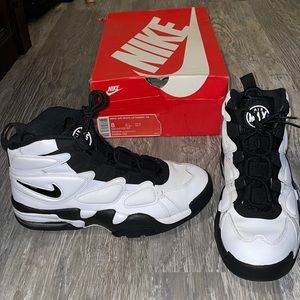 Nike Air Max Mens sneaker size 8 Black and white minors signs of wear